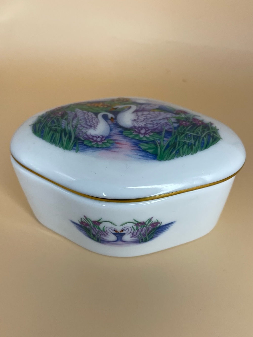 1985 Swan Music Box "Romeo & Juliet" by composer Nino Rota made by Heritage Hous